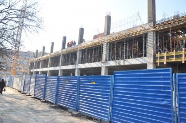 Parcarea etajată din faţa Spitalului va fi gata în iunie